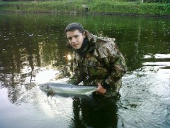 Tony Lyoness Releases his Salmon back to the River Boyne at Navan
