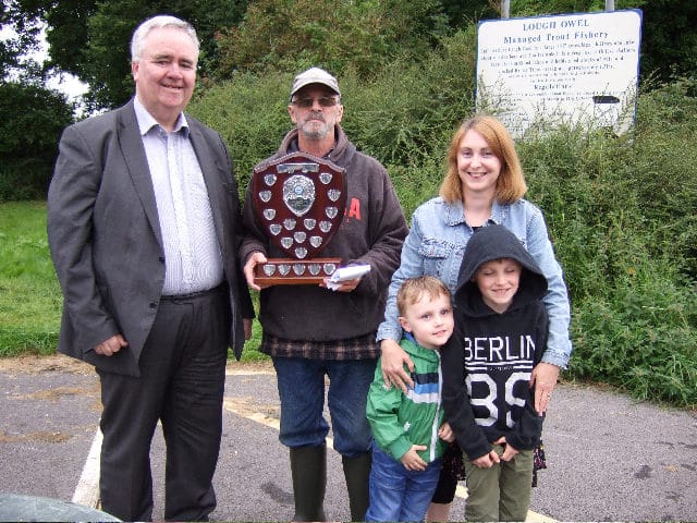 Willie Penrose T.D. main sponsor of the Patti Doolin Shields presents Angly Boyle.Also in pic the late Patti Doolin daughter mary Kavanagn and sons John and James.