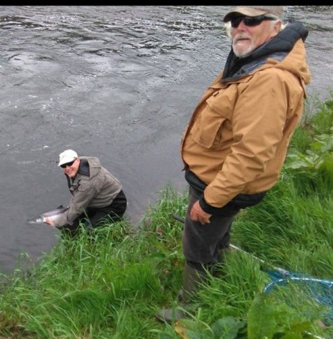 Mike Dunbar releasing his lovely fish estimated to be around 10lbs yesterday